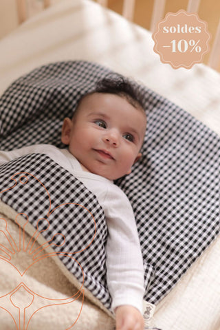 Nid d’ange bébé sherpa et carreaux vichy