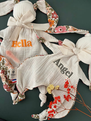 Doudou lapin réconfort bébé naissance gaze de coton et fleurs